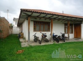 Casa Con Terreno, Interior A Media Cuadra De Av. Américas, Cuenca