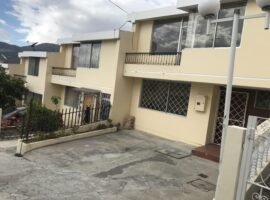 Casa de Venta Frente al colegio Einstein Av. Diego de Vásquez