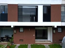 EN VENTA HERMOSA CASA EN CONJUNTO PRIVADO , POCOS PASOS DEL CLUB LOS CHILLOS , SANGOLQUÍ